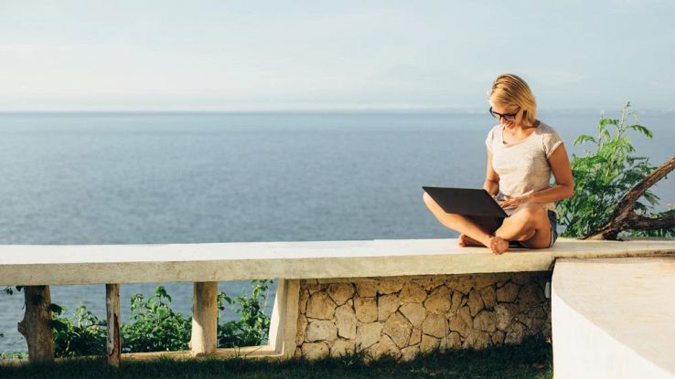 Donna al lavoro in spiaggia