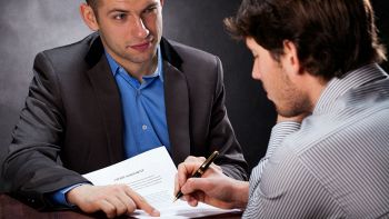 un assicuratore fa firmare un contratto ad un cliente