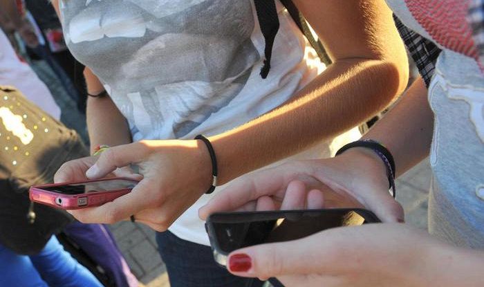 In Francia diventa legge il divieto del cellulare in classe