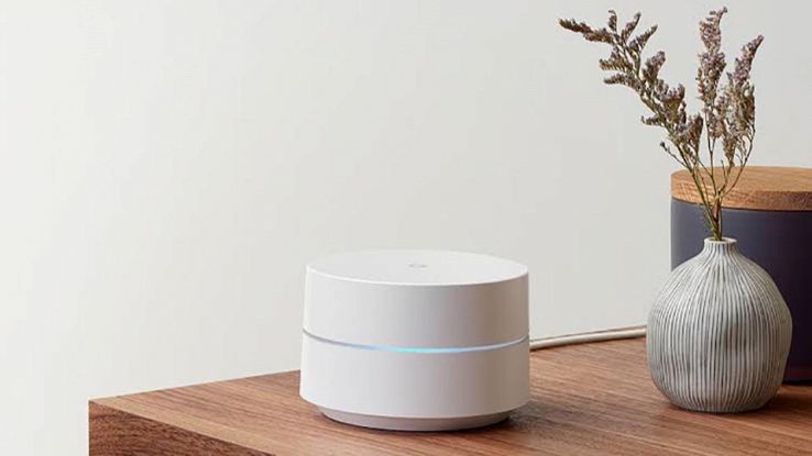 Il nuovo Google Wi-Fi su una scrivania all'interno di una casa