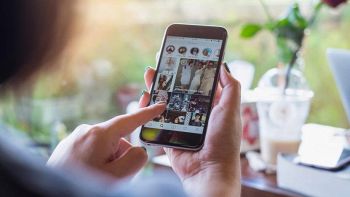 Un utente usa Instagram dal proprio smartphone