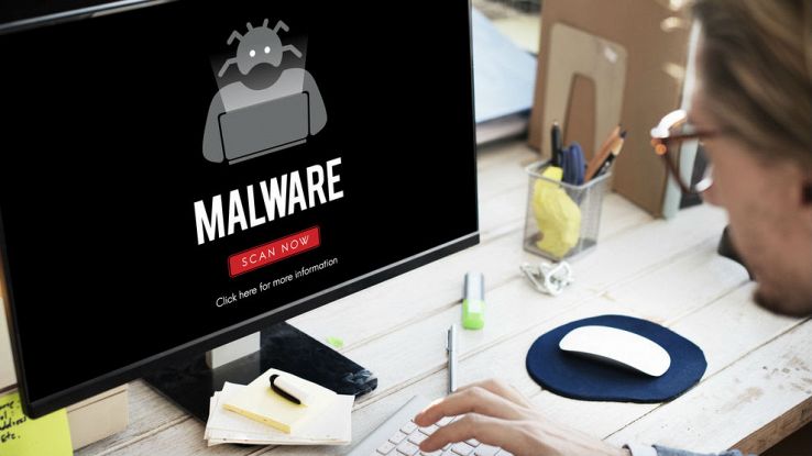 un utente mente lavora sul proprio computer visualizza la scritta malware