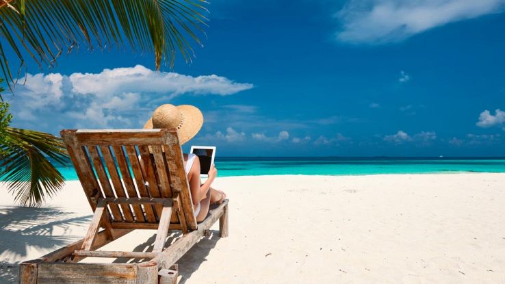 Consultare il tablet in spiaggia