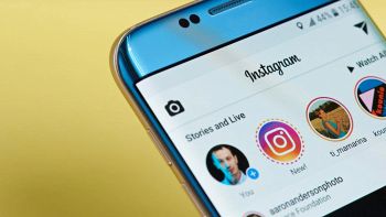 Uno smartphone con l'home page di Instagram in primo piano