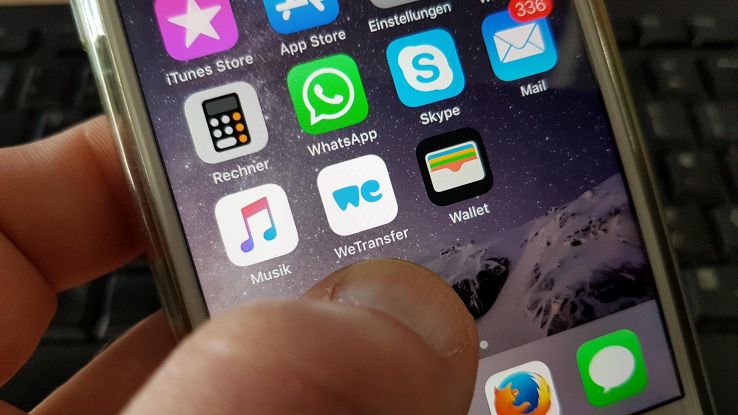 Apple, nuovo brevetto iPhone 'a libro'