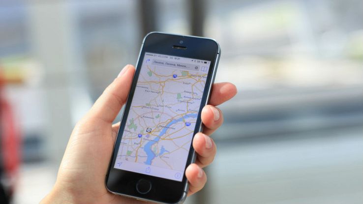 Un utente usa l'app Apple Maps dal proprio iPhone