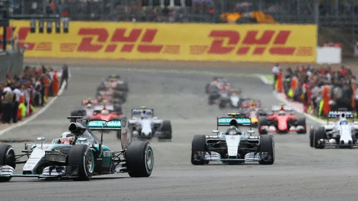 Le Mercedes guidano un gruppo di macchine nel GP di Silverstone di Formula 1