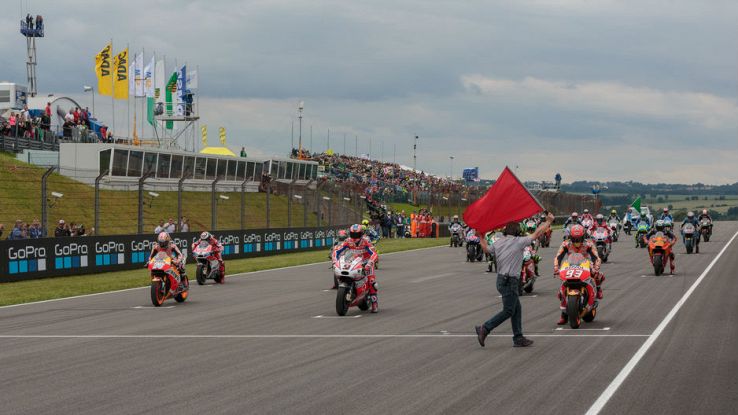 I piloti della MotoGP sulla griglia di partenza del Sachsenring