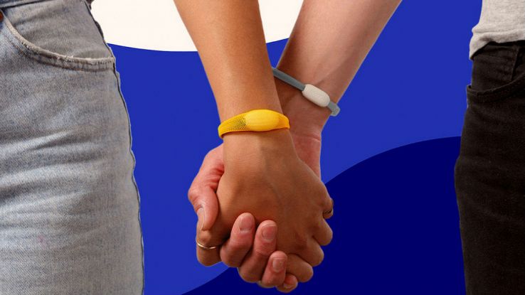 due persone si tengono per mano e indossano un wearable