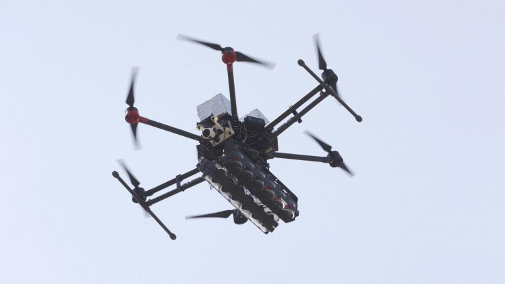 Addio joystick, per drone serve busto