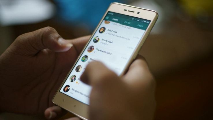 Un utente naviga sull'app di WhatsApp