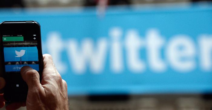 Twitter e Fb fanno 'pulizia', bloccano centinaia di account