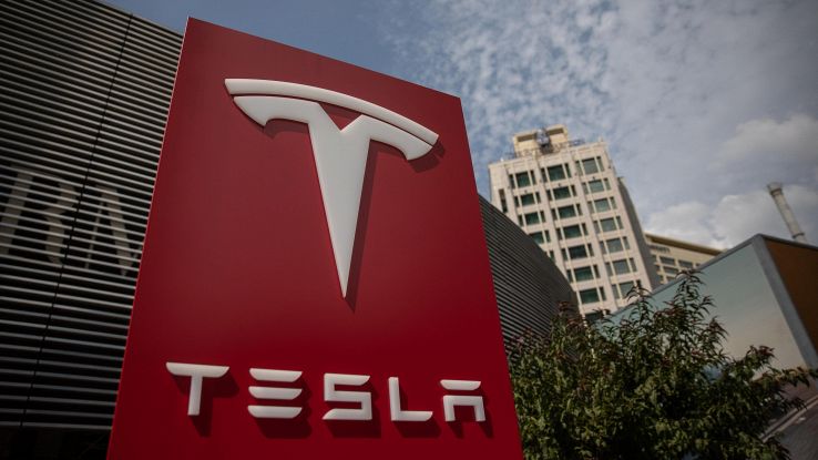 Tesla raddoppia perdite ma bene in Borsa