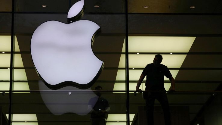 Apple fa il pieno di utili e ricavi