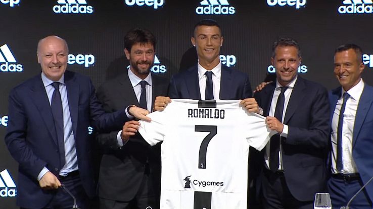 cristiano ronaldo con la maglia della Juve