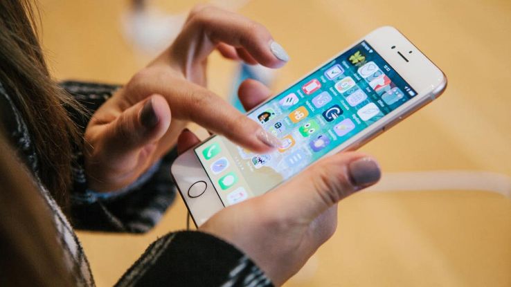 persona che utilizza iphone