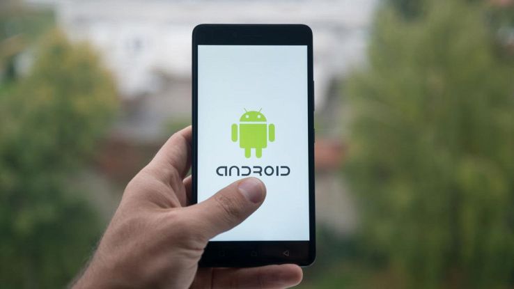 smartphone android nella mano di un utente