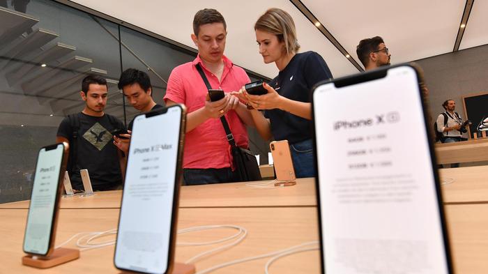 IPhone, a Milano tutti in fila per i nuovi modelli