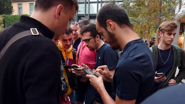 Milano, tutti in fila per i nuovi iPhone