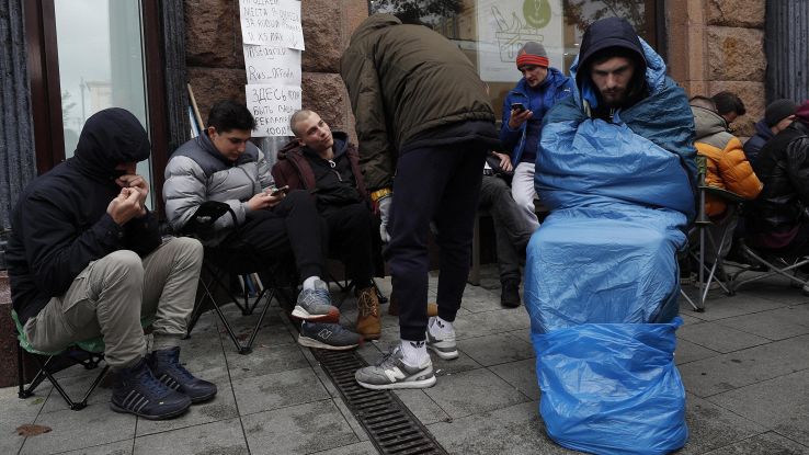 Mosca, posto fila iPhone vale 6mila euro
