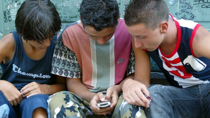Smartphone, bambini sempre più attratti