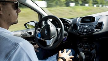 Guida autonoma, per 57% ok se controlla
