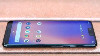 il nuovo smartphone Google Pixel 3 Xl appoggiato su un muro