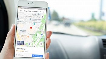 Un utente usa Google Mpas mentre guida in auto