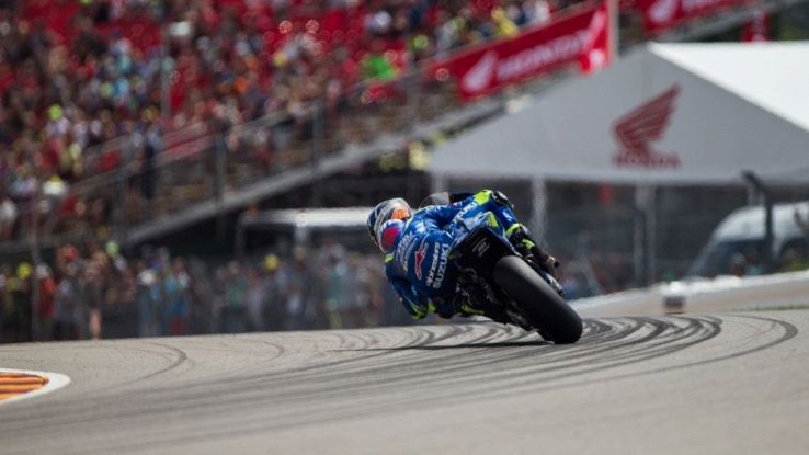 Un pilota di MotoGP in curva in pista