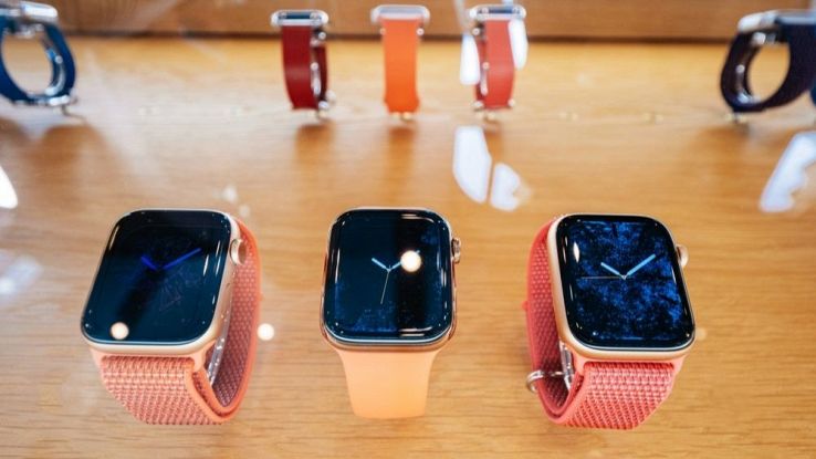 Tre Apple Watch in vendita in un negozio