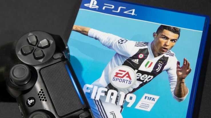 Un joypad sopra la copertina del videogame FIFA 19