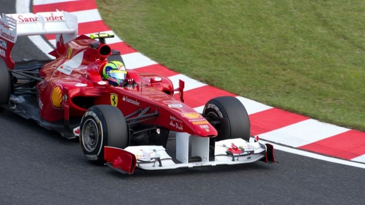 Una ferrari in curva su una pista di F1