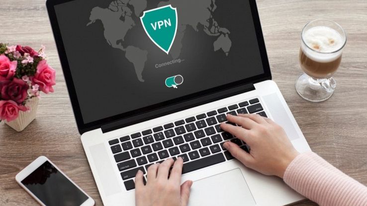 Un utente naviga sul suo computer con una VPN