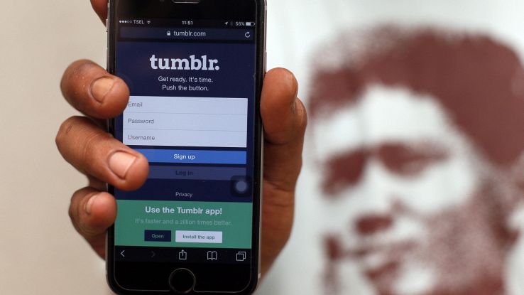 Via i contenuti "per adulti" da Tumblr