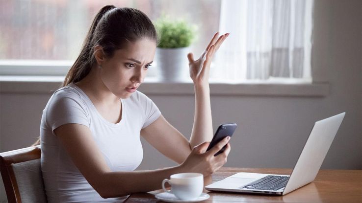 ragazza ha problemi con lo smartphone