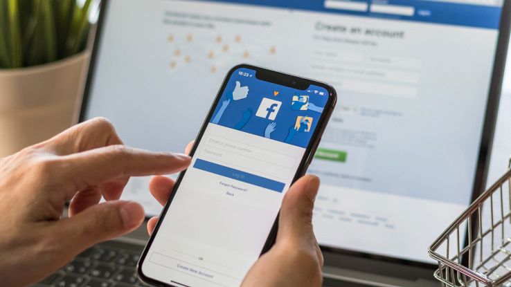 Un utente usa Facebook su smartphone e computer