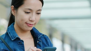 Una ragazza invia un SMS