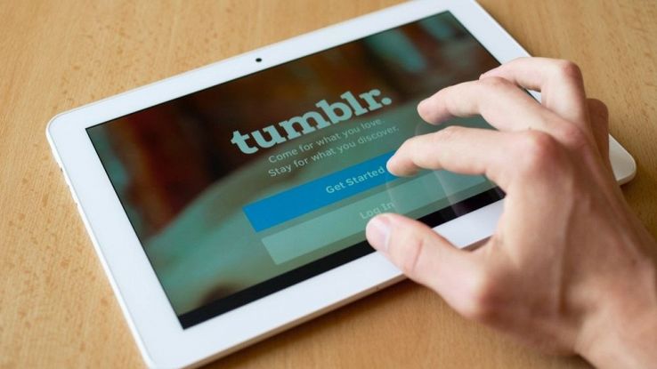 Un utent eusa il social Tumblr dal suo tablet