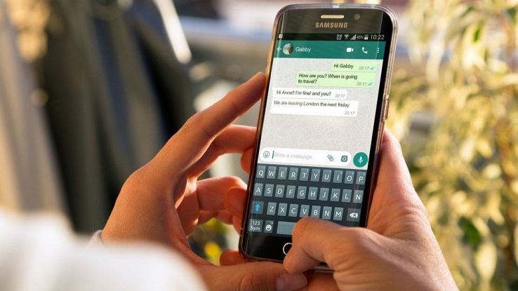 Un utente usa WhatsApp sullo smartphone