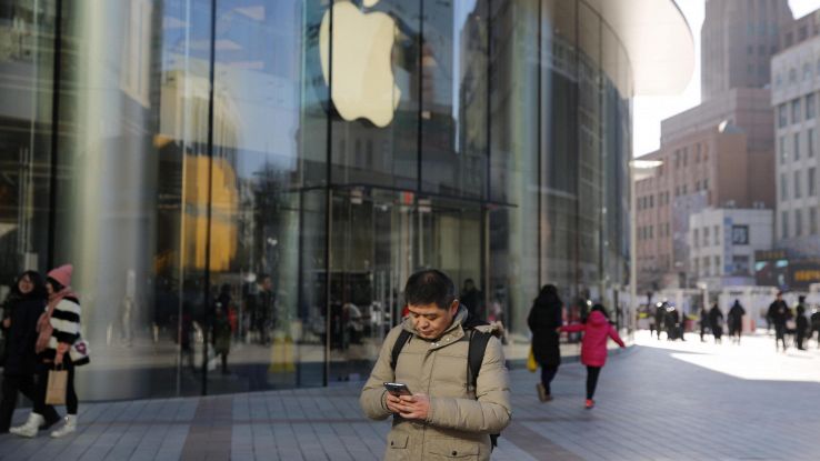 Apple assume ex dipendente Facebook