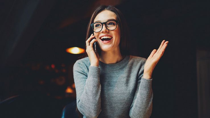ragazza che parla con lo smartphone