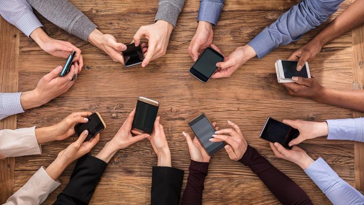 persone che utilizzano uno smartphone