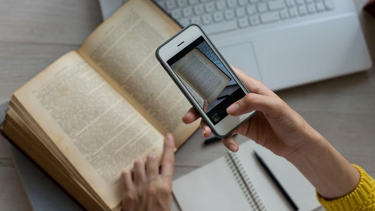 foto smartphone a un libro