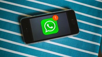 smartphone con logo whatsapp