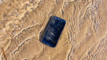 smartphone in acqua