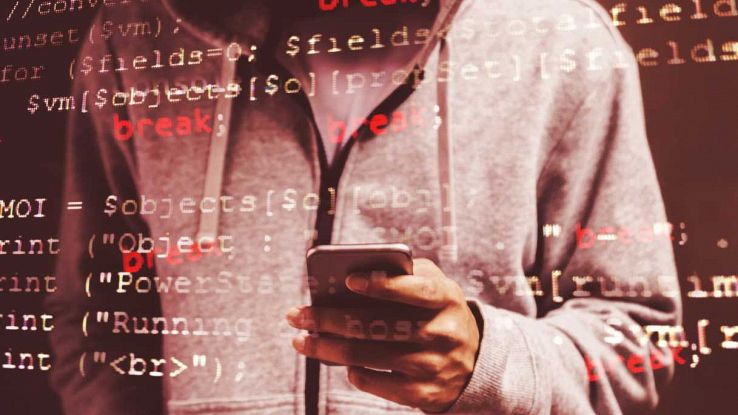 Hacker con smartphone tra le mani