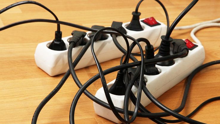 Scollegare il caricabatterie dalla presa elettrica fa risparmiare?
