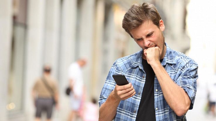 persona disperata al telefono