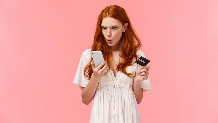 ragazza che guarda lo schermo dello smartphone
