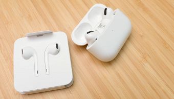 Come pulire gli AirPods di Apple consigli accessori